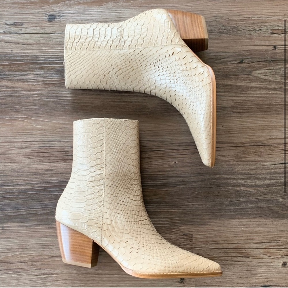 Matisse Caty boots. Color ivory (tan) new with box